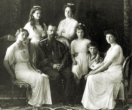 Император Николай II с семьей (слева направо - Ольга, Мария, император Николай II, императрица Александра Федоровна, Анастасия, Алексей и Татьяна).